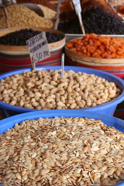 Amuse-gueule exposé dans un marché de rue — Photo