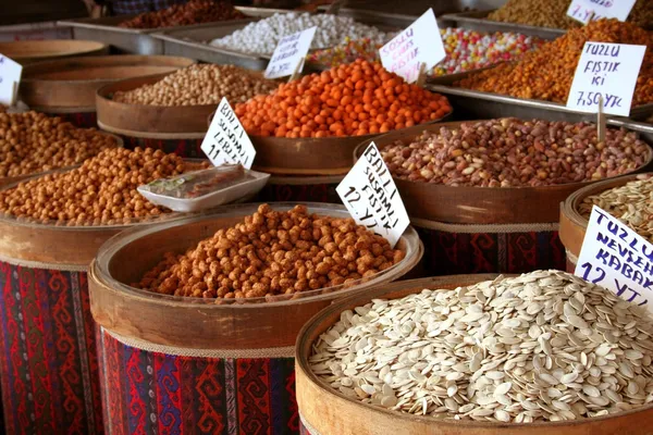 Amuse-gueule exposé dans un marché de rue — Photo