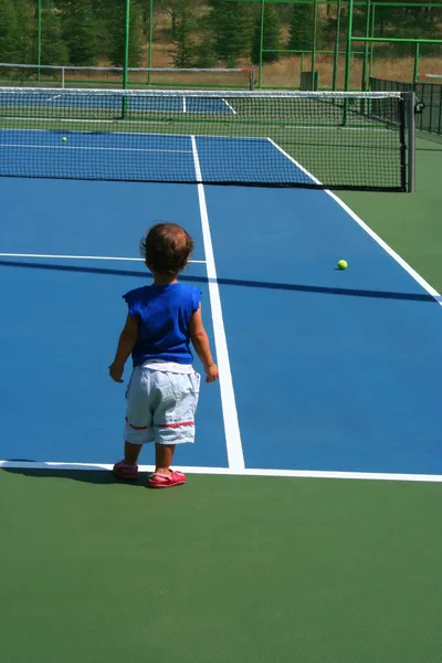 Chica en pista de tenis —  Fotos de Stock