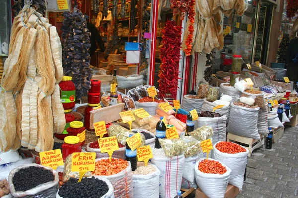 Mercato che vende ingredienti orientali per strada — Foto Stock