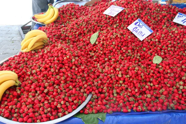 バザールで新鮮なイチゴ — ストック写真