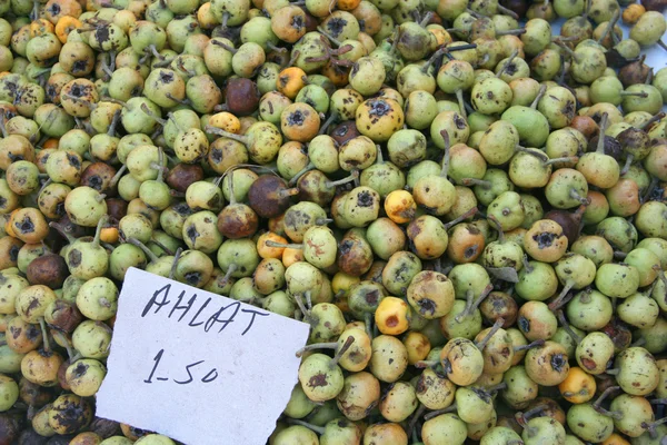 Pequenas peras orgânicas no bazar — Fotografia de Stock
