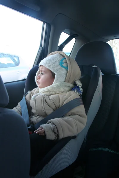 Ребенок в автокресле для безопасности — стоковое фото