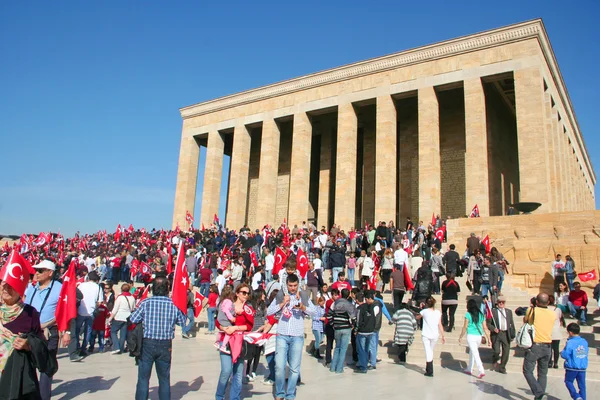 Peuple célébrant la fondation de la République de Turquie — Photo