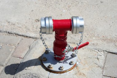 Kırmızı metalik yangın musluğu veya itfaiye bağlantısı sokak