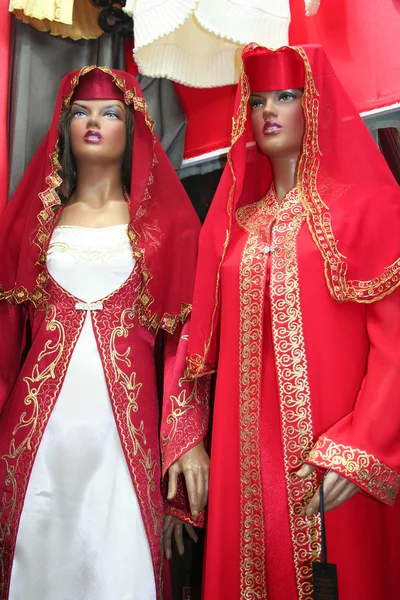 Manequins em cachecol e caftan — Fotografia de Stock