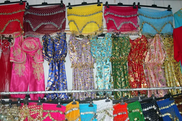 Traditional belly dancer costumes on display at a touristic street market in Istanbul — Stock Photo, Image