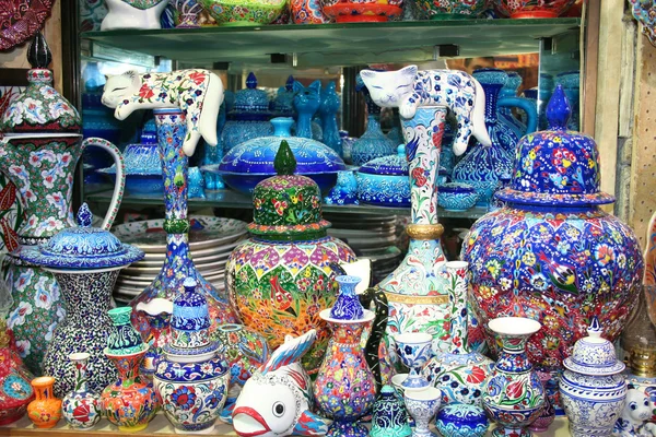 Souvenirs ceramics at bazaar — Stock Photo, Image