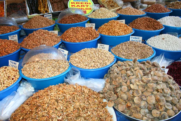 Deliciosos aperitivos saludables en exhibición en el bazar — Foto de Stock