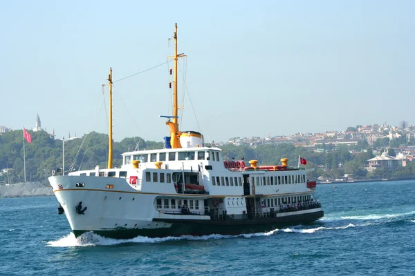 Επιβατηγά πλοία στον κόλπο του χρυσό κέρατο στην Κωνσταντινούπολη, Τουρκία — Φωτογραφία Αρχείου
