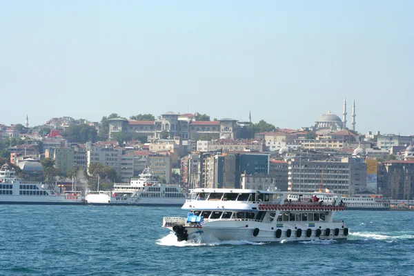 Osobní lodě v zálivu Zlatý roh v Istanbulu, Turecko — Stock fotografie