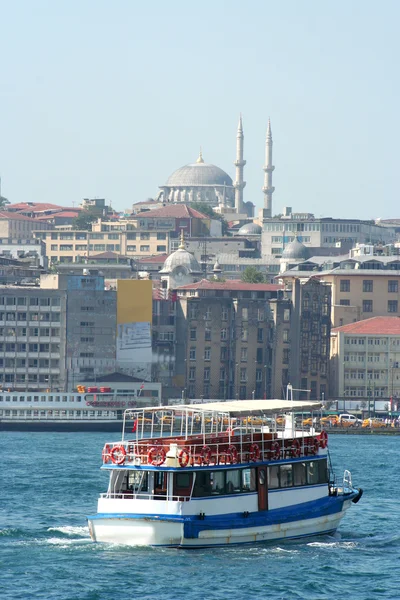 Osobní lodě v zálivu Zlatý roh v Istanbulu, Turecko — Stock fotografie