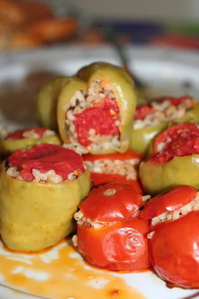 Gefüllte Paprika und Tomaten — Stockfoto