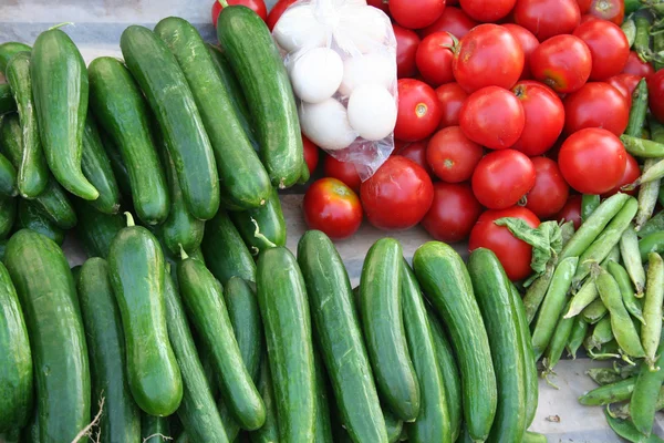 Pepinos y tomates en el bazar — Foto de Stock