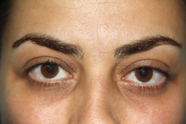 Kahverengi gözlerin