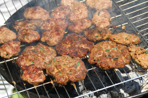 Turkse kofte op de grill — Stockfoto