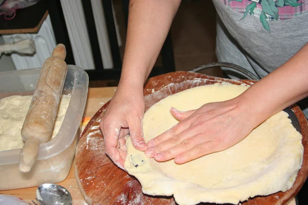リンゴと自家製のパイを作る女性 — ストック写真