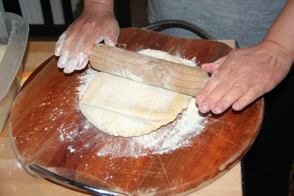 リンゴと自家製のパイを作る女性 — ストック写真