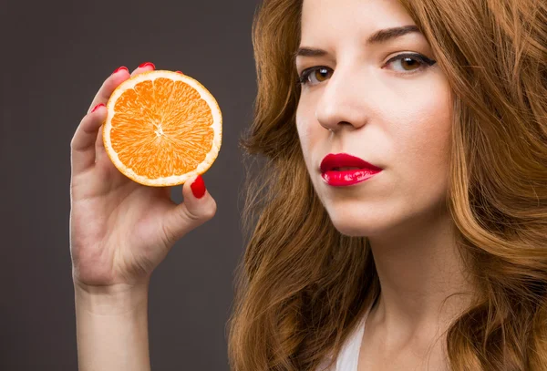 Vacker flicka med orange frukt — Stock fotografie