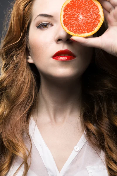 Vacker flicka med orange frukt — Stock fotografie