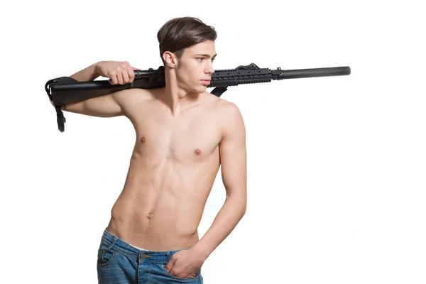 Joven hombre semidesnudo sosteniendo un rifle m16 Imagen De Stock