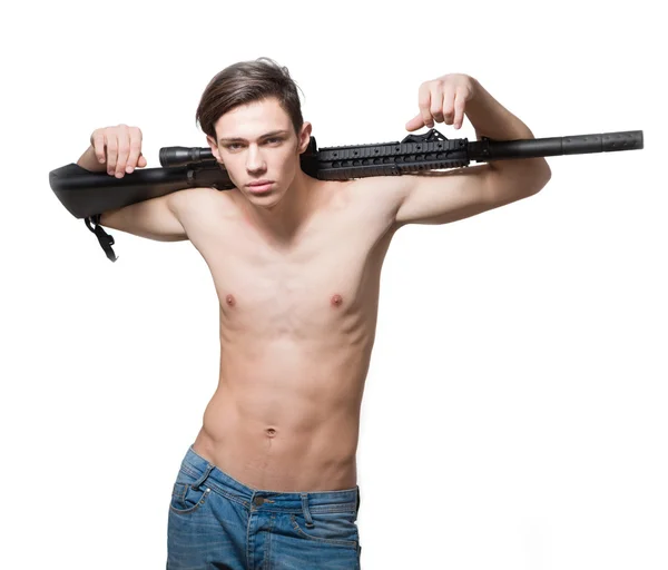 Сексуальный мужчина полуголый, держит пулемет. Лицензионные Стоковые Фото