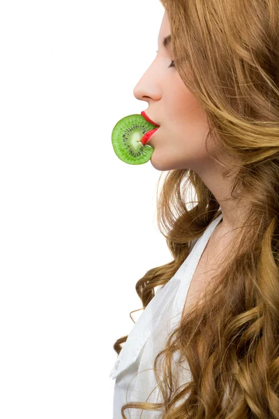 Meisje houdt van een kiwi-segment met de lippen — Stockfoto