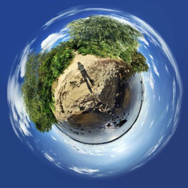 Göldeki küçük gezegen. Göl kenarındaki küçük gezegende mavi gökyüzü ve yeşil ağaçlar. Küresel panoramanın 360 derece dönüşümü. Küresel soyut görüş. Uzayın eğriliği.