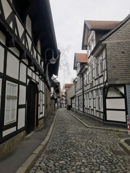 Historische Straße Goslar Eine Kopfsteinpflastergasse Zwischen Mittelalterlichen Fachwerkhäusern Der Historischen — Stockfoto