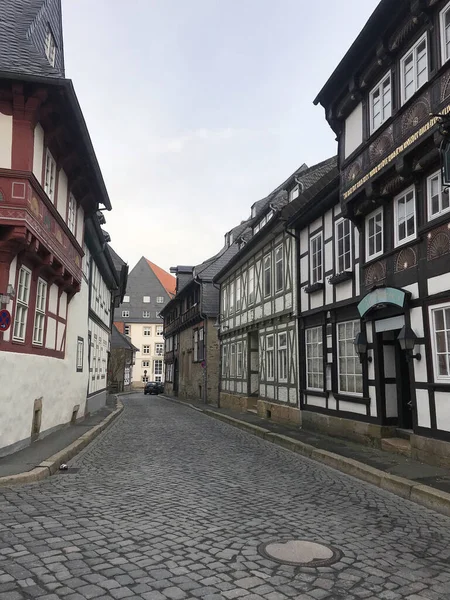 Calle Histórica Goslar Alemania Callejón Empedrado Entre Casas Medievales Entramado —  Fotos de Stock