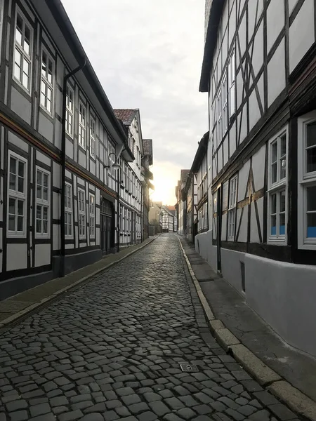 Historische Straat Goslar Duitsland Een Geplaveide Steeg Tussen Middeleeuwse Vakwerkhuizen Stockafbeelding