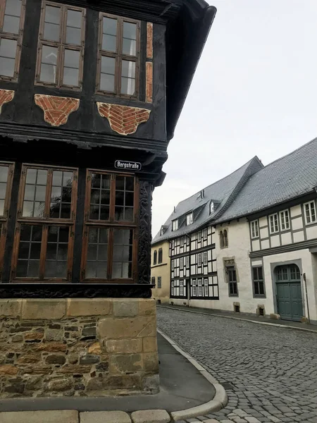 Historische Straat Goslar Duitsland Een Geplaveide Steeg Tussen Middeleeuwse Vakwerkhuizen Rechtenvrije Stockfoto's