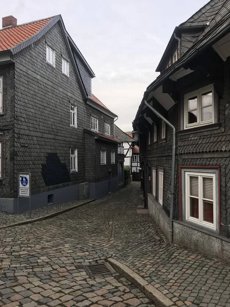 Historyczna Ulica Goslar Niemcy Brukowa Uliczka Pomiędzy Średniowiecznymi Domami Muru Obrazek Stockowy
