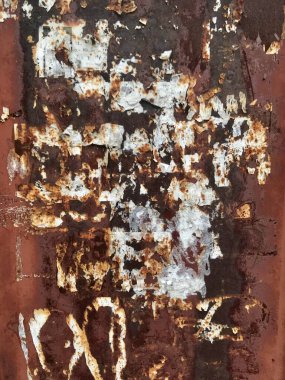 Paslı metal yüzeydeki kabuk soyma boyasının yakın çekimi. Soyut grunge yaşlanmış demir dokusu - resim. Eski paslı metal dokusu. Eski paslı metal yüzey, garaj kapısı, arka plan dokusu..