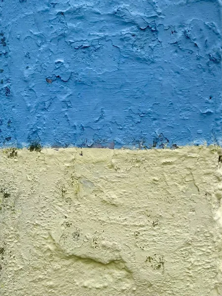 Oude Betonnen Muur Bedekt Met Vernietigde Blauwe Gele Verf Als Stockafbeelding