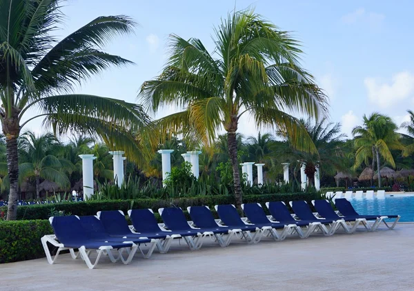 Zona de recreo sobre la piscina —  Fotos de Stock