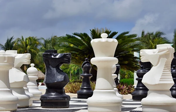 Большие шахматы для игры на пляже — стоковое фото