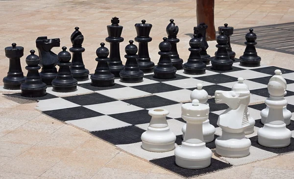 El ajedrez grande para el juego en la playa — Foto de Stock