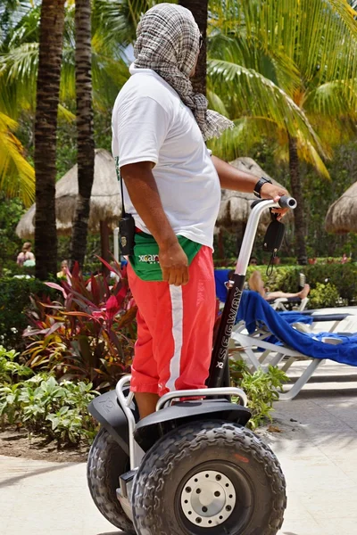 El hombre cabalga en segway —  Fotos de Stock