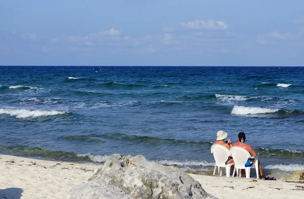 Der Mann und die Frau ruhen sich an der Küste aus — Stockfoto