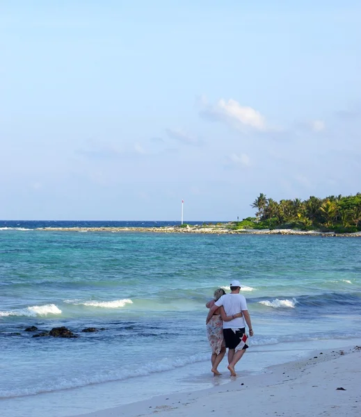 Mann und Frau gehen am Ufer des Meeres spazieren — Stockfoto