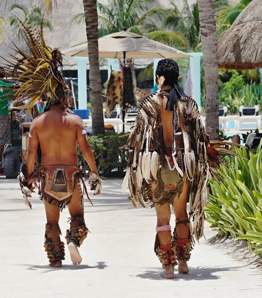 Kızılderililerin takım elbiseli iki adam