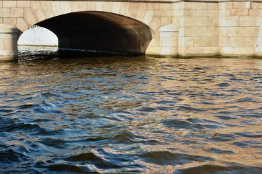 su için taş tünel