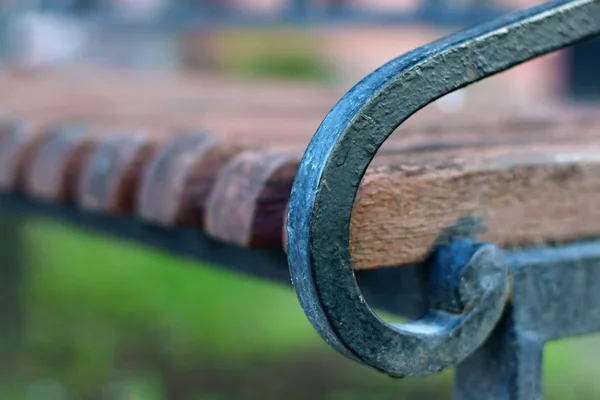 Old bench with the forged handrail — Stock Photo, Image