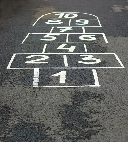 asfalt üzerinde oyun