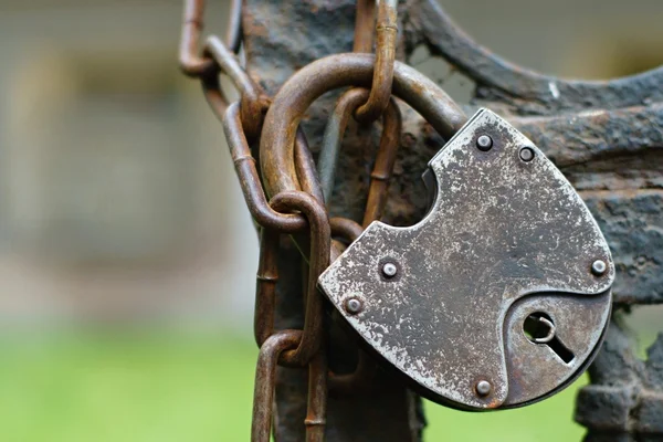 The old hinged lock on a chain — Stock Photo, Image