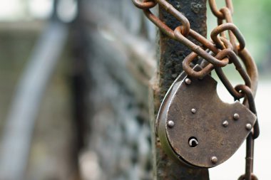 eski bir zincir kilit dıştan takma.