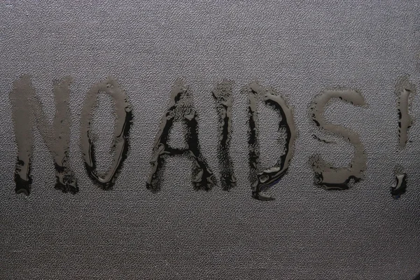 The inscription "NO AIDS" on black skin — Stock Photo, Image