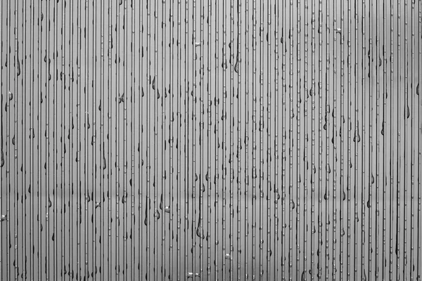 Gouttes d'eau sur une plaque ondulée de couleur grise — Photo