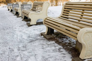 Kış sokağında büyük antik banklar. Yakın plan.